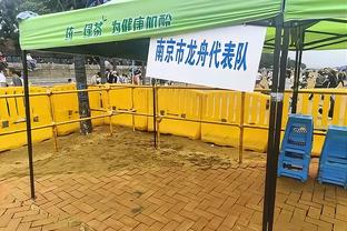 球迷在季中锦标赛现场山顶看台超远扔球 球砸了一下地板后命中